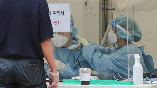 동료를 위해      (서울=연합뉴스) 황광모 기자 = 신종 코로나바이러스 감염증(코로나19) 신규 확진자가 1주일째 1천 명 이상 기록 중인 13일 오후 서울 마포구 홍대 거리 내 홍익문화공원에 설치된 마포구 임시선별검사소에서 한 관계자가 업무중인 동료의 목에 휴대용 선풍기를 걸어주고 있다.  2021.7.13       hkmpooh@yna.co.kr  (끝)